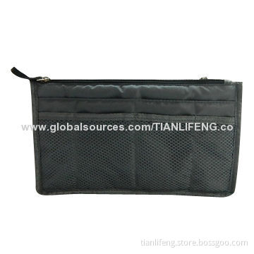 Travel toiletry bag for easy-carry